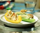 Paprika-Frischkäse-Schiffchen und gefüllter Staudensellerie