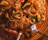 Spaghetti mit Meeresfrüchten und Keta-Kaviar