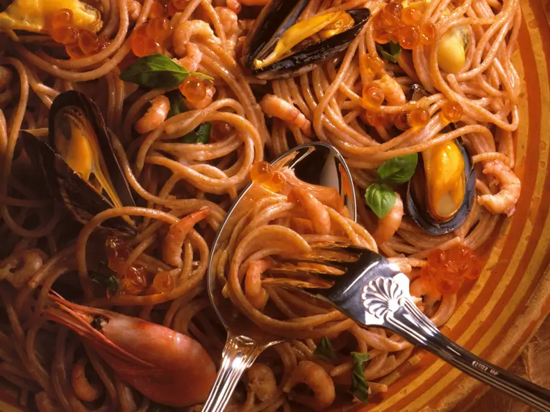 Spaghetti mit Meeresfrüchten und Keta-Kaviar