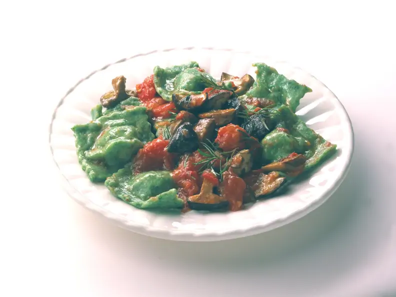 Ravioli mit Tomaten-Pilz-Sauce
