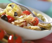 Tomaten-Nudel-Salat mit Löwenzahn
