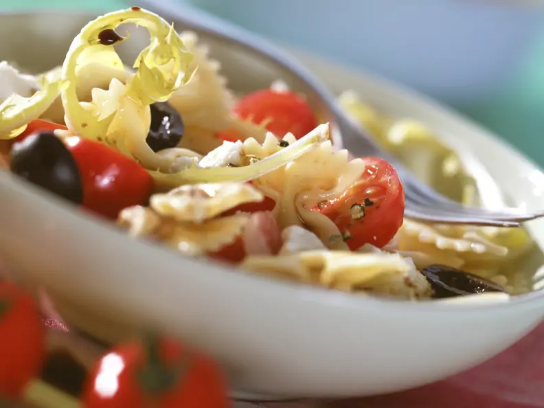 Tomaten-Nudel-Salat mit Löwenzahn