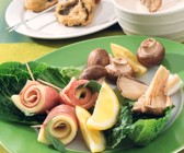 Fondue mit Pilzen und Käse-Schinken-Röllchen im Ausbackteig
