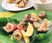Fondue mit Pilzen und Käse-Schinken-Röllchen im Ausbackteig