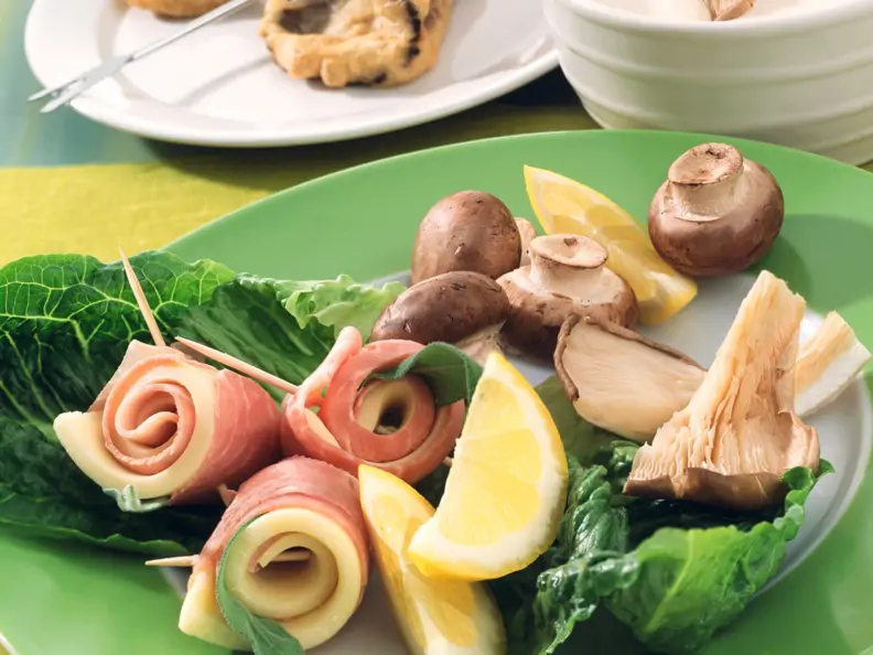 Fondue mit Pilzen und Käse-Schinken-Röllchen im Ausbackteig