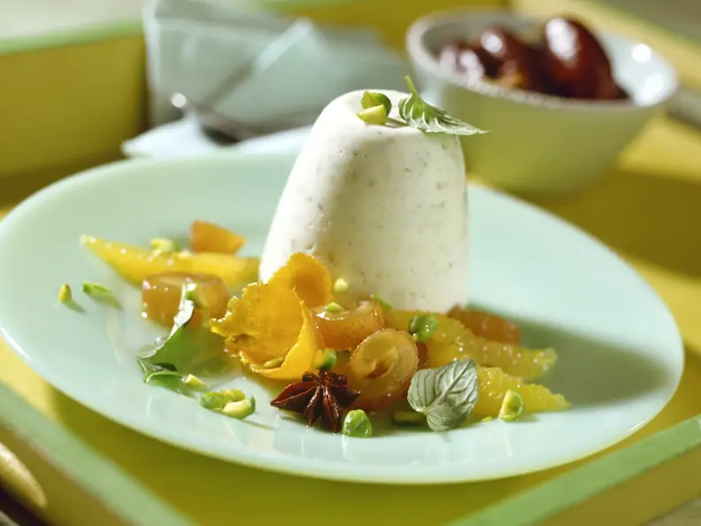 Orangen-Pistazien-Creme mit marinierten Datteln