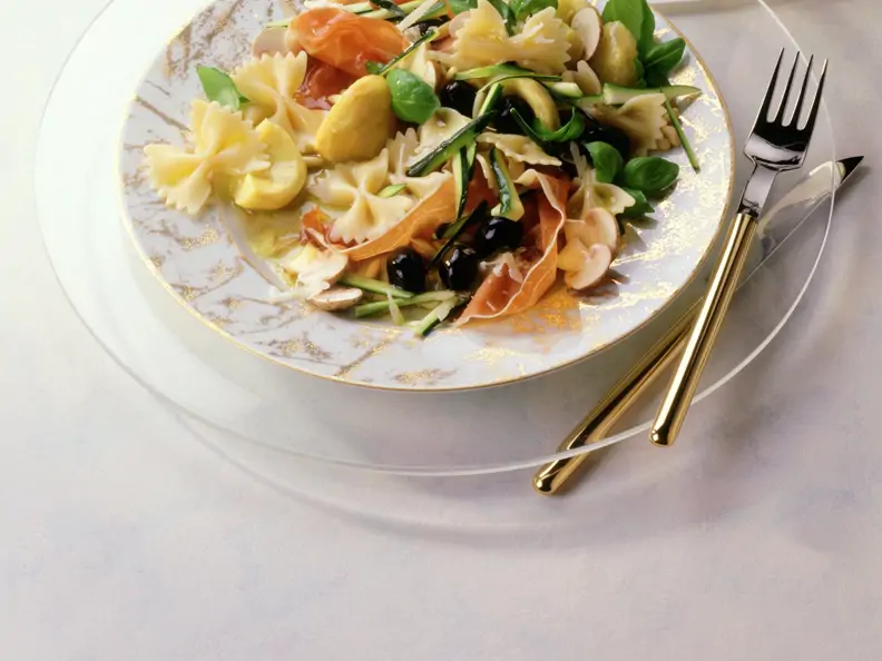 Farfalle mit Artischockenböden und Parmaschinken