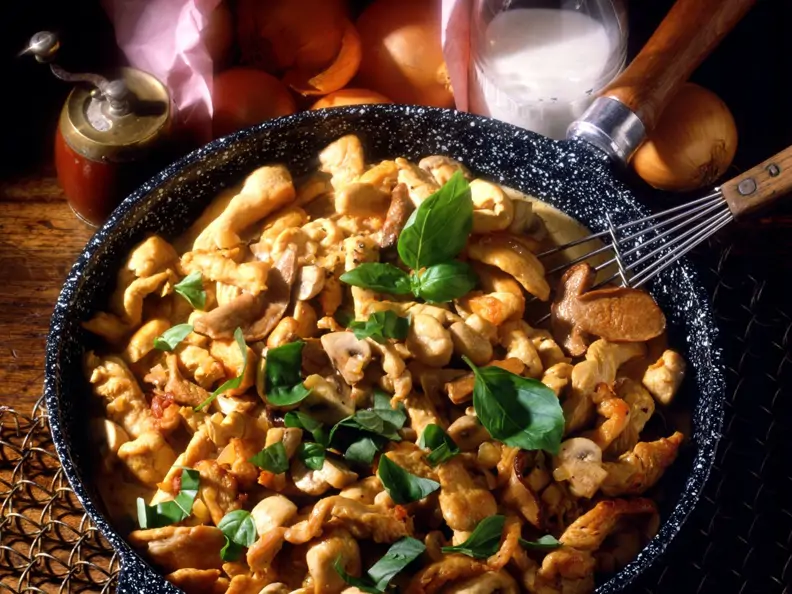 Putenpfanne mit Champignons und Basilikum