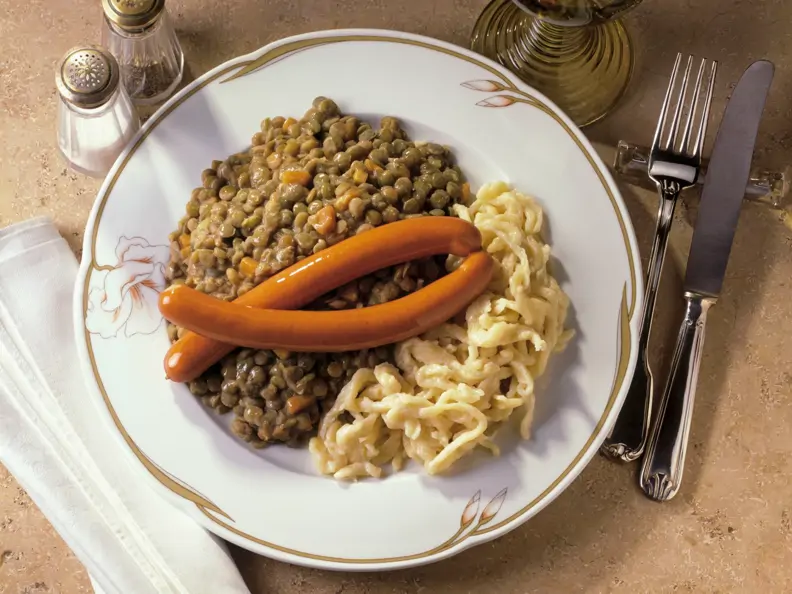 Linsen mit Würstchen und Spätzle