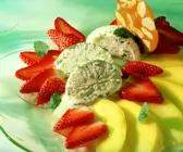 Zitronenparfait mit Früchten
