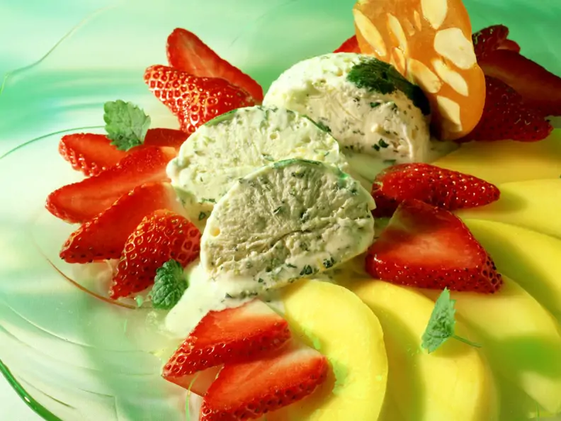 Zitronenparfait mit Früchten