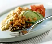 Vollkornbrot mit Omelett und Baked Beans
