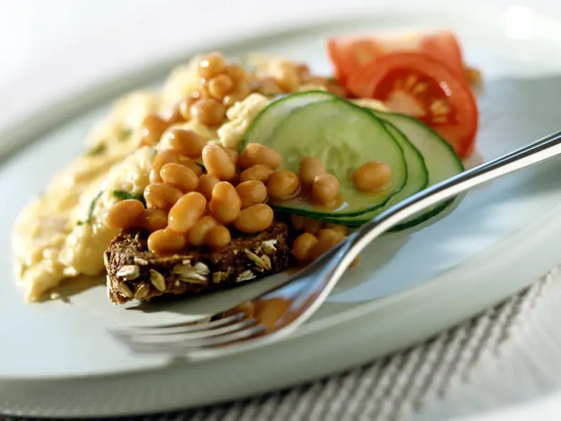 Vollkornbrot mit Omelett und Baked Beans