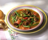 Gulaschsuppe mit Tomaten und grünen Bohnen