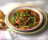 Gulaschsuppe mit Tomaten und grünen Bohnen