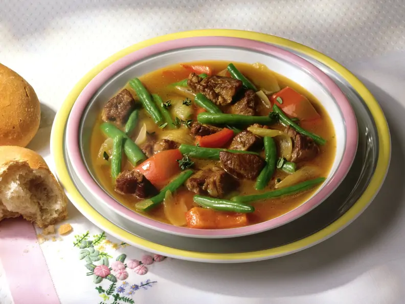 Gulaschsuppe mit Tomaten und grünen Bohnen