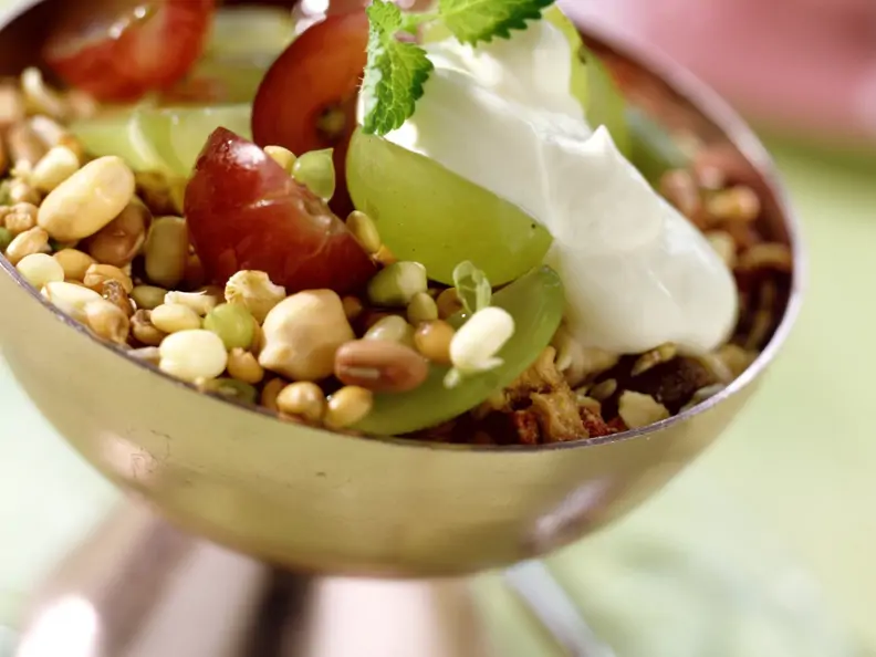 Sprossensalat mit Weintrauben