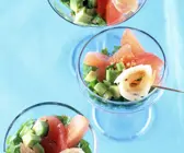 Grapefruit-Avocado-Salat mit Räucherfisch