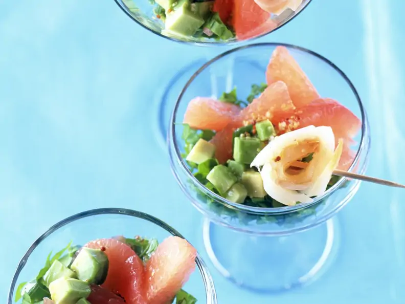Grapefruit-Avocado-Salat mit Räucherfisch