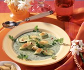 Kerbel-Sahne-Süppchen mit Zucchini und Croûtons