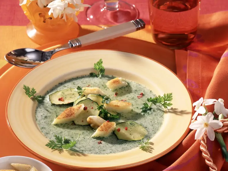 Kerbel-Sahne-Süppchen mit Zucchini und Croûtons