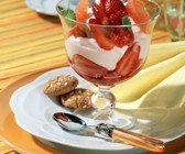 Erdbeerbecher mit Campari-Grapefruit-Creme