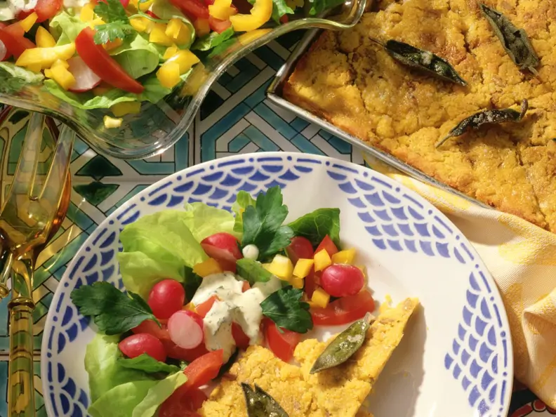 Polentaschnitten mit Salat