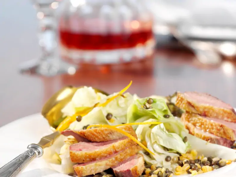 Linsen-Spitzkohl-Gemüse mit Orange zu Entenbrust