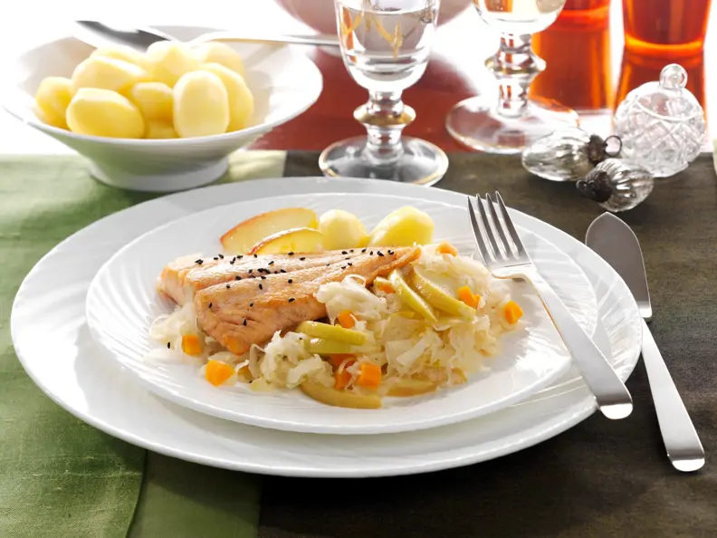 Gebratenes Lachsforellenfilet auf Riesling-Kraut