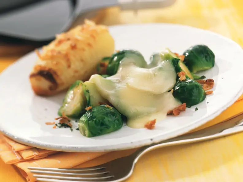 Rosenkohl-Raclette mit Ofenkartoffeln