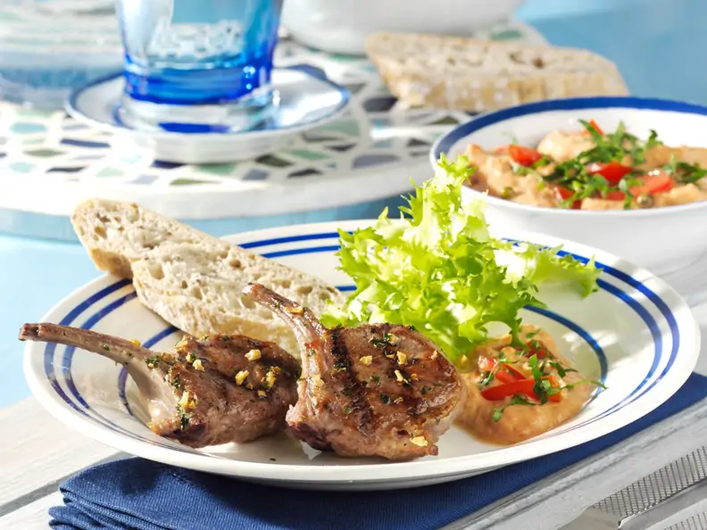 Marinierte Lammkoteletts mit Tomaten-Pfeffer-Dip