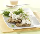 Hüttenkäse mit Kresse auf Knäckebrot