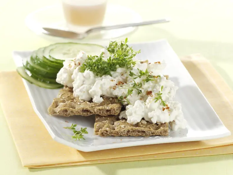 Hüttenkäse mit Kresse auf Knäckebrot