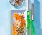 Möhren-Rohkost mit Spargel und Sprossen