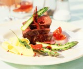 Hirschsteak mit grünem Spargel