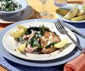 Gebratenes Rotbarschfilet auf Spinat-Risotto mit Tiefseekrabben