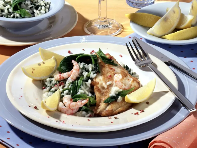 Gebratenes Rotbarschfilet auf Spinat-Risotto mit Tiefseekrabben