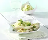 Roh gebratener Spargel mit Kartoffel-Sesam-Schnee