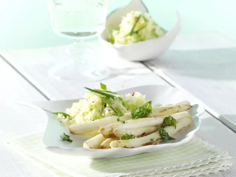Roh gebratener Spargel mit Kartoffel-Sesam-Schnee