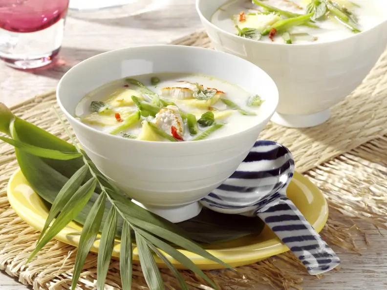 Kokosmilch-Hähnchensuppe mit Ananas