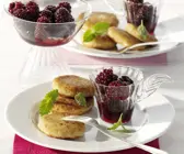 Quark-Kartoffelplätzchen mit Brombeerkompott