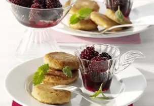 Quark-Kartoffelplätzchen mit Brombeerkompott
