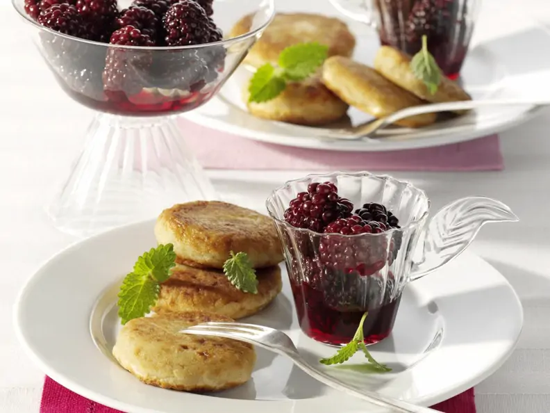 Quark-Kartoffelplätzchen mit Brombeerkompott