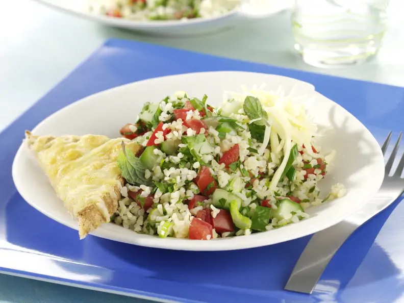 Taboulé-Salat mit Käse-Toastecken