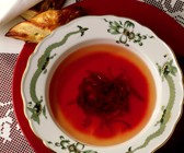 Bouillon mit Roter Bete und Blätterteig-Piroggen
