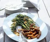 Grüner wilder Spargel mit Senfvinaigrette und Lammwürstchen