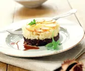 Blutwursttörtchen mit Sauerkraut und Kartoffeln
