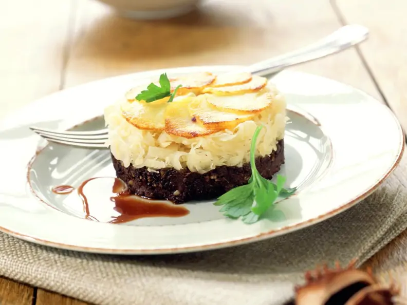 Blutwursttörtchen mit Sauerkraut und Kartoffeln