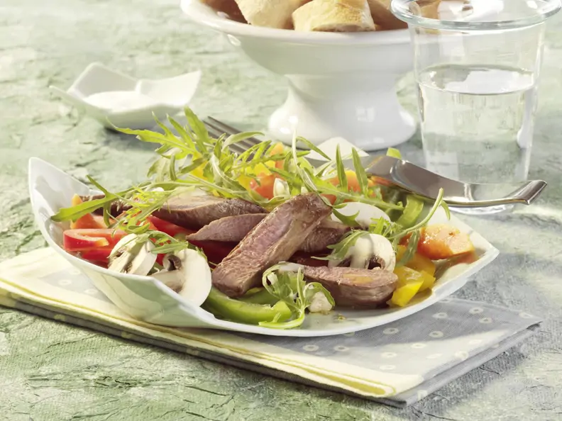 Lauwarmer Salat mit Lammfilet und Papaya