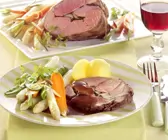 Lammkeule mit Kräutern und jungem Gemüse